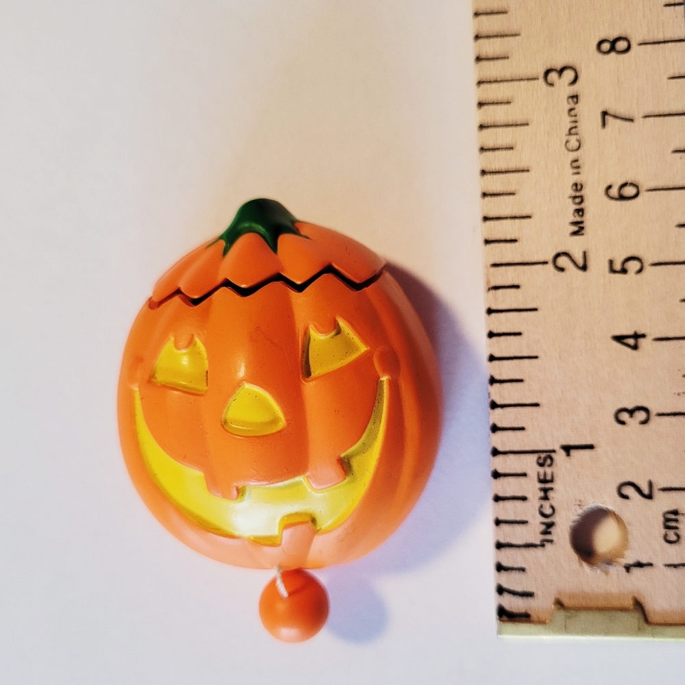 Hallmark Halloween Black Cat and Pumpkin Moving Brooch - Picture 2 of 5